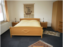 Appartement 5: Schlafzimmer mit Doppelbett