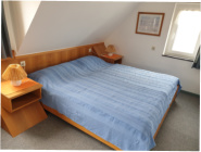 Appartement 2: Schlafzimmer mit Doppelbett
