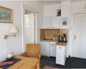 Appartement 3: Wohnzimmer mit Essplatz und Küchenzeile 