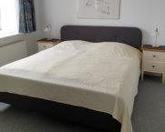 Appartement 4: Schlafzimmer mit Doppelbett